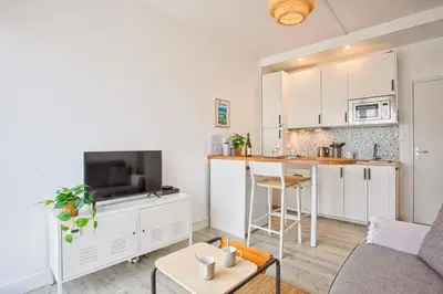 Cuisine ou kitchenette dans l'établissement Charmant studio à 50 m de la mer