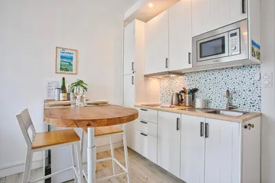 Cuisine ou kitchenette dans l'établissement Charmant studio à 50 m de la mer