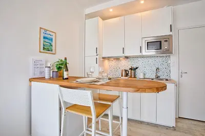 Cuisine ou kitchenette dans l'établissement Charmant studio à 50 m de la mer