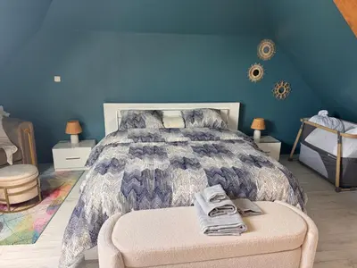 Un ou plusieurs lits dans un hébergement de l'établissement Loft tout confort avec parking et à moins 15 min Caen et des Plages