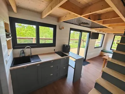 Cuisine ou kitchenette dans l'établissement Tiny House Le Petit Nid du Pré