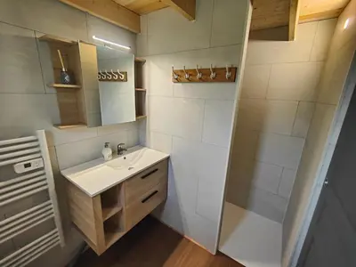 Salle de bains dans l'établissement Tiny House Le Petit Nid du Pré
