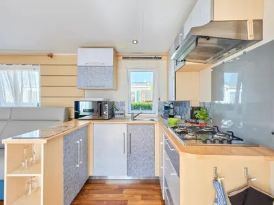 Cuisine ou kitchenette dans l'établissement Holiday Home Super Octalia - camping 5 by Interhome