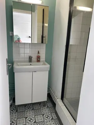Salle de bains dans l'établissement Studio Lumineux à 2 pas de la Rue de la Mer