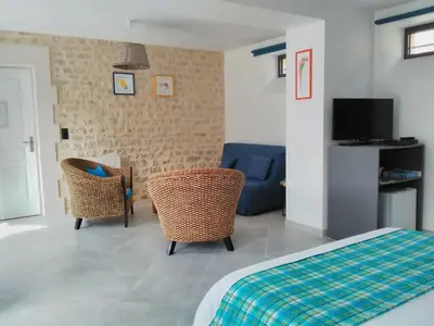 Télévision ou salle de divertissement dans l'établissement La Maison Periot