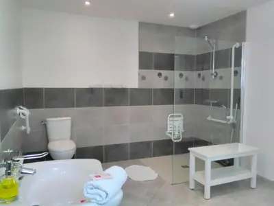 Salle de bains dans l'établissement La Maison Periot