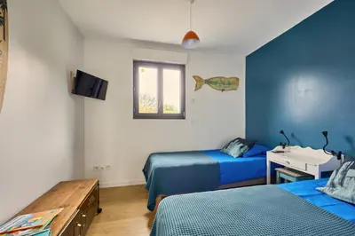 Télévision ou salle de divertissement dans l'établissement La Côte des îles - à 600m de la plage