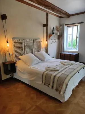 Un ou plusieurs lits dans un hébergement de l'établissement La Cour Souveraine - Chambre d'hôtes La Péninsule