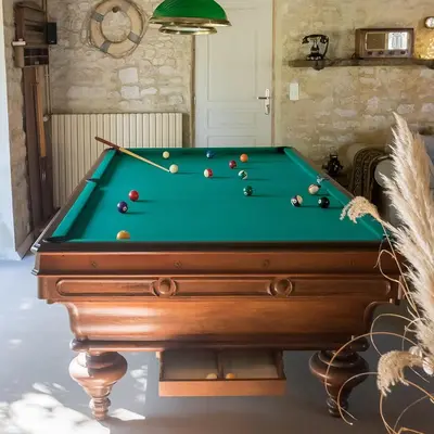 Billard dans l'établissement La Cour Souveraine - Chambre d'hôtes La Péninsule