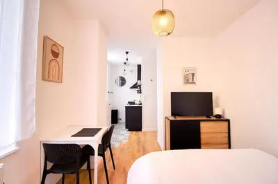 Télévision ou salle de divertissement dans l'établissement L'Atelier maritime, Studio 2min Ferry & La Cité de la Mer, Cherbourg, Intendance Luxury Host