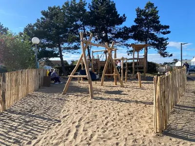 Aire de jeux pour enfants de l'établissement Hébergement bord de mer MERVILLE FRANCEVILLE
