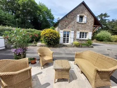 Jardin de l'établissement Escapade nature à deux dans un gîte cosy bordé d'un parc arboré
