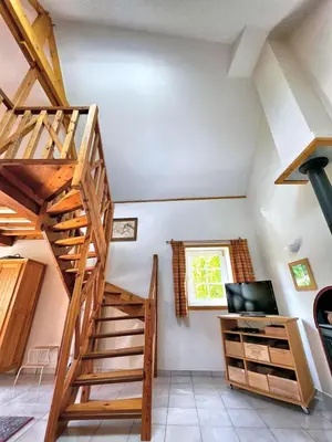 Télévision ou salle de divertissement dans l'établissement Escapade nature à deux dans un gîte cosy bordé d'un parc arboré