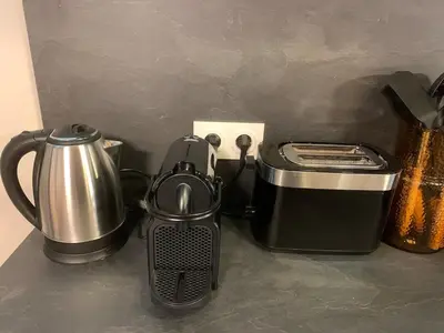Plateau bouilloire dans l'établissement Maisonnette de charme - Piscine intérieure privée chauffée en option