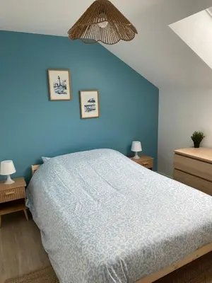 Un ou plusieurs lits dans un hébergement de l'établissement Maison cosy à Aure sur Mer