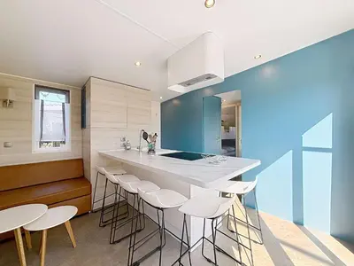 Cuisine ou kitchenette dans l'établissement Mobil-home spacieux 6 pers, 3 ch, 2 sdb, proche plage - FR-1-361A-98