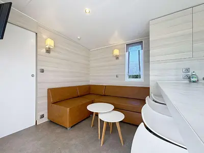 Coin salon dans l'établissement Mobil-home spacieux 6 pers, 3 ch, 2 sdb, proche plage - FR-1-361A-98