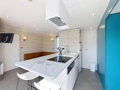 Cuisine ou kitchenette dans l'établissement Mobil-home spacieux 6 pers, 3 ch, 2 sdb, proche plage - FR-1-361A-98