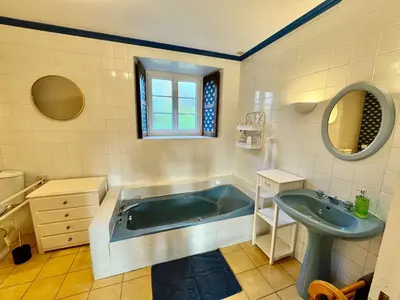 Salle de bains dans l'établissement La Clef Decamp La Longère 1750 Hambye piscine grand jardin