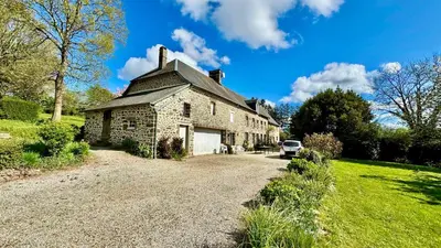 Jardin de l'établissement La Clef Decamp La Longère 1750 Hambye piscine grand jardin