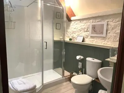 Salle de bains dans l'établissement La Lande