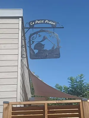 Certificat, récompense, panneau ou autre document affiché dans l'établissement Le petit Préau 10 min plages