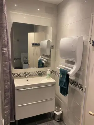 Salle de bains dans l'établissement D-Day Cottage La Maove