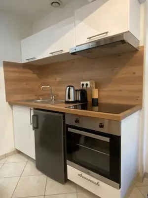 Cuisine ou kitchenette dans l'établissement Petite maison indépendante à 7mn de la plage