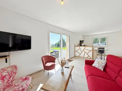 Télévision ou salle de divertissement dans l'établissement Charmant Gîte - Jardin, Billard & Pétanque