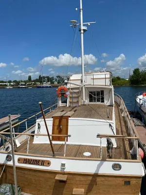 Vue sur la rivière ou le fleuve situé(e) à proximité de le bateau