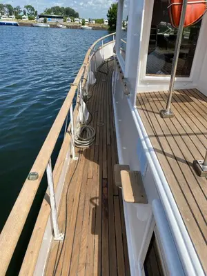 Vue sur la rivière ou le fleuve situé(e) à proximité de le bateau