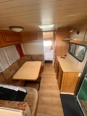 Télévision ou salle de divertissement dans l'établissement Caravane 4 couchage