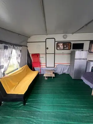 Coin salon dans l'établissement Caravane 4 couchage