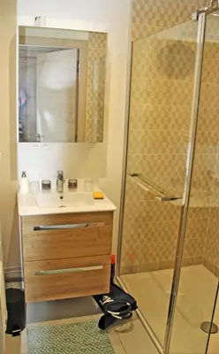 Salle de bains dans l'établissement Chambre double Minquiers dans une maison, au calme sur le GR223