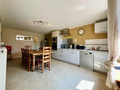 Cuisine ou kitchenette dans l'établissement La Maison d Utah Beach and Memory
