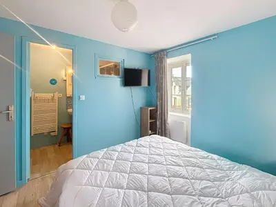 Un ou plusieurs lits dans un hébergement de l'établissement Appartement lumineux à Jullouville, proche plage, avec parking et wifi gratuit - FR-1-361-565