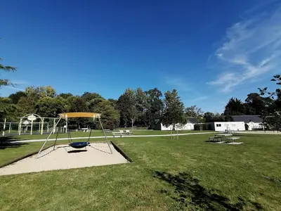 Jardin de l'établissement Séjour familial haut de gamme spa et confort près des plages du Débarquement