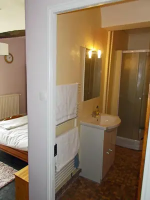 Salle de bains dans l'établissement Le Grand Pont