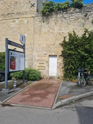 Vélo sur le terrain de l'établissement Le Bayeusain ou dans les environs