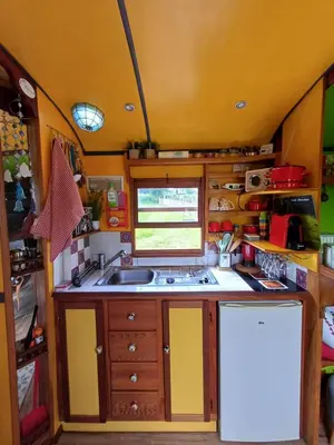 Cuisine ou kitchenette dans l'établissement Roulotte Mon rêve en Normandie