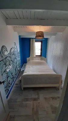 Un ou plusieurs lits dans un hébergement de l'établissement Maison cosy & jardin privé Plages à 5 min