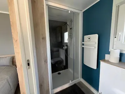 Salle de bains dans l'établissement Les petites maisons dans la monterie - Le Jardin -