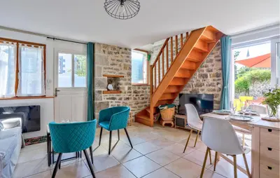 Coin salon dans l'établissement Awesome Home In Quettreville-Sur-Sienn With Wifi