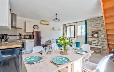 Cuisine ou kitchenette dans l'établissement Awesome Home In Quettreville-Sur-Sienn With Wifi