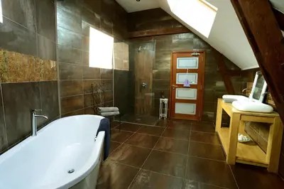 Salle de bains dans l'établissement Fantastic Holiday Home 5 ensuite bedrooms Pool No Pets