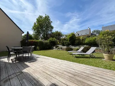 Jardin de l'établissement Jolie Colombe, maison 3 ch 2 sdb beau jardin terrasse aménagée à 15 mn à pied de la mer du centre Port en Bessin proche golf et d'Omaha Beach et Bayeux