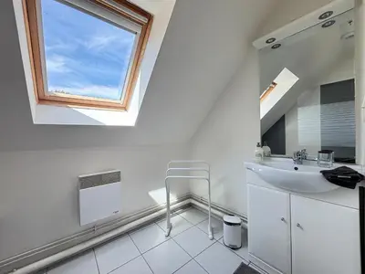 Salle de bains dans l'établissement Jolie Colombe, maison 3 ch 2 sdb beau jardin terrasse aménagée à 15 mn à pied de la mer du centre Port en Bessin proche golf et d'Omaha Beach et Bayeux