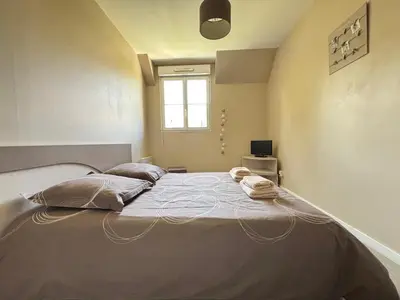 Un ou plusieurs lits dans un hébergement de l'établissement Jolie Colombe, maison 3 ch 2 sdb beau jardin terrasse aménagée à 15 mn à pied de la mer du centre Port en Bessin proche golf et d'Omaha Beach et Bayeux