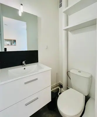 Salle de bains dans l'établissement Le Petit Guillaume
