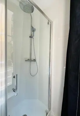 Salle de bains dans l'établissement Le Petit Guillaume